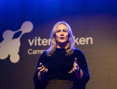 Ida Elise Sandtorp på scenen